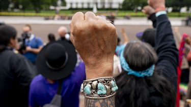 &nbsp;Wolf Ramerez de Houston, Texas, (centro) se une a otras personas en una protesta frente a la Casa Blanca, en Washington, el 11 de octubre de 2021.&nbsp;
