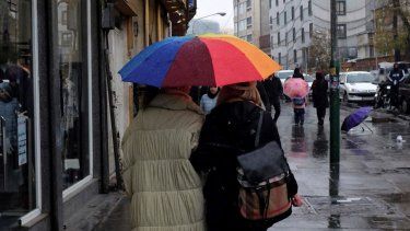 Dos mujeres se protegen de la lluvia mientras caminan en el Bazar del barrio de Tajrish, en el norte de Teherán, Irán, el lunes 5 de diciembre de 2022.&nbsp; &nbsp;