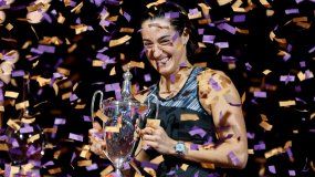 La francesa Caroline García sostiene el trofeo de las Finales de la WTA, luego de imponerse a la bielorrusa Aryna Sabalenka el lunes 7 de noviembre de 2022 