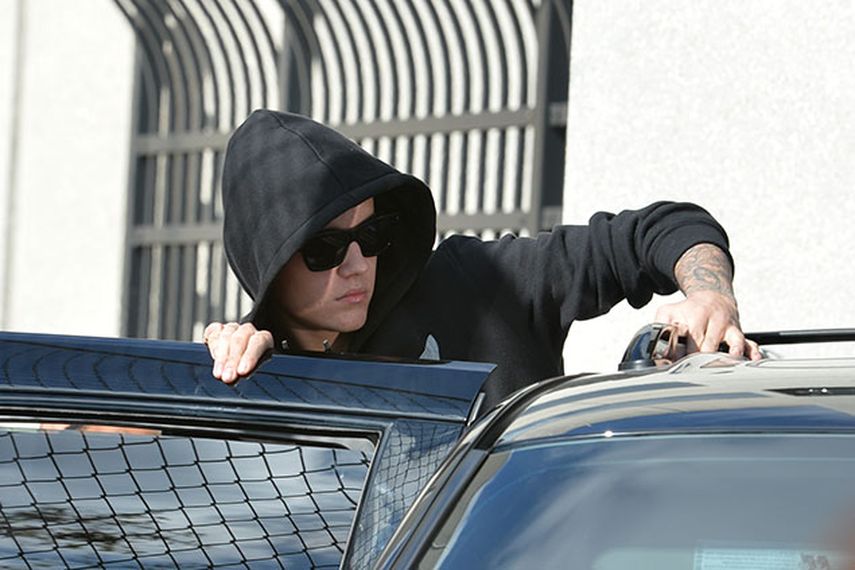 Justin Bieber saludó a sus fans al salir de la cárcel en Miami Beach. (Alvaro Mata/DLA)
