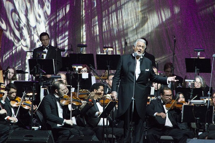 El tenor español durante su presentación este jueves en el American Airlines Arena. (José J. Blanco H.)