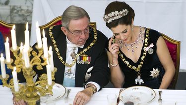 La fotografía tomada el 15 de enero de 2012 muestra a Constantino II, exrey de Grecia, y a la princesa heredera María de Dinamarca mientras asisten a una cena de gala en el castillo de Christiansborg en Copenhague, celebrada con motivo del 40 aniversario del reinado de la reina Margarita II de Dinamarca.