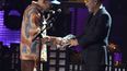 René Pérez, a la izquierda, le entrega a Rubén Blades el premio a la Persona del Año durante la ceremonia de los Latin Grammy el jueves 18 de noviembre de 2021, en el MGM Grand Garden Arena, en Las Vegas.