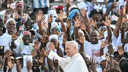 El papa León XIV (C) saluda a la multitud a su llegada para dirigir el rezo del Santo Rosario en la explanada frente al Santuario Mama Muxima en Muxima, en el séptimo día de un viaje apostólico de 11 días a África, el 19 de abril de 2026. El papa León XIV (C) saluda a la multitud a su llegada para dirigir el rezo del Santo Rosario en la explanada frente al Santuario Mama Muxima en Muxima, en el séptimo día de un viaje apostólico de 11 días a África, el 19 de abril de 2026.