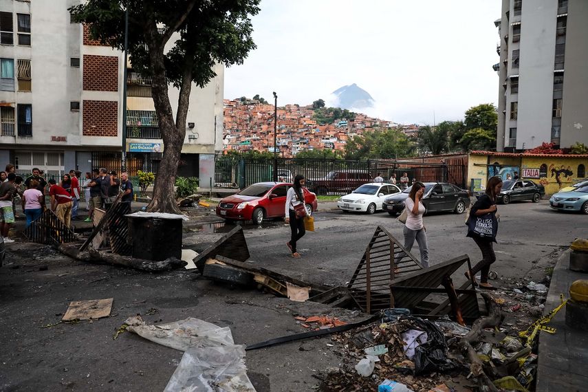 Efectivos de las fuerzas de orden de&nbsp;Venezuelaarremetieron en las últimas horas contra complejos residenciales en varias zonas de Caracas.