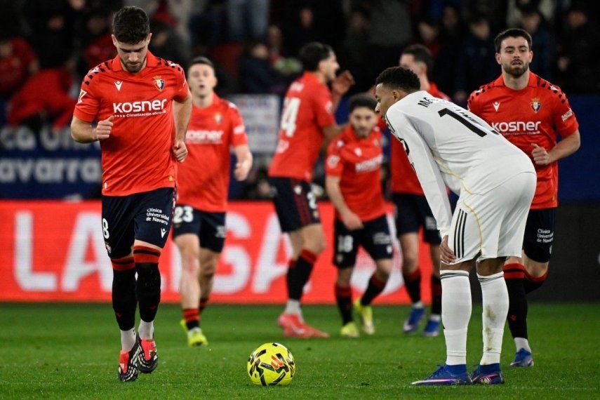 El delantero francés #10 del Real Madrid, Kylian Mbappé, reacciona al segundo gol de Osasuna marcado por el delantero español #09 Raúl García durante el partido de la liga española entre CA Osasuna y Real Madrid CF en el Estadio El Sadar en Pamplona el 21 de febrero de 2026.&nbsp;