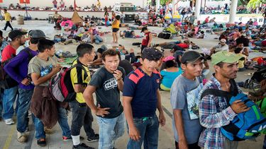 Migrantes de la segunda caravana descansan en un centro en Oaxaca.