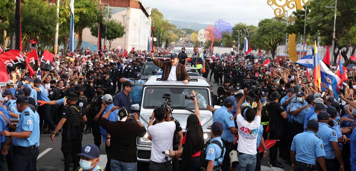 El dictador sandinista Daniel Ortega en su lujoso Mercedes Benz y rodeado de un fuerte dispositivo de seguridad que impide que sus simpatizantes se acerquen. El dictador sandinista Daniel Ortega en su lujoso Mercedes Benz y rodeado de un fuerte dispositivo de seguridad que impide que sus simpatizantes se acerquen.