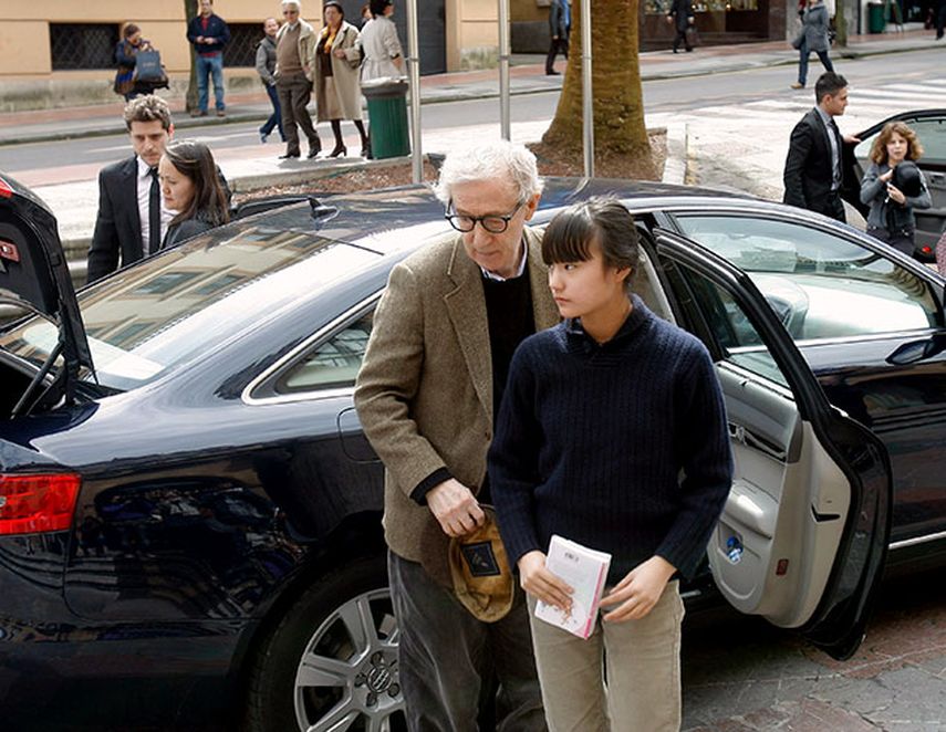 El actor y director de cine Woody Allen (izquierda) y su actual esposa  Soon Yi Previn (derecha) en Asturias, España. EFE/J.L.Cereijido