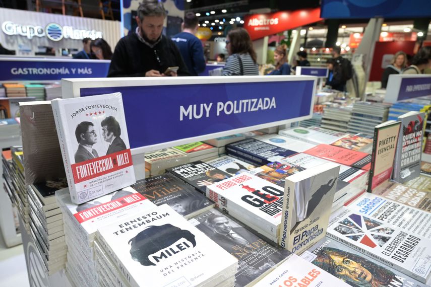 Libros sobre política argentina se exhiben a la venta en la Feria Internacional del Libro de Buenos Aires, en el recinto ferial La Rural de Buenos Aires, el 7 de mayo de 2025.