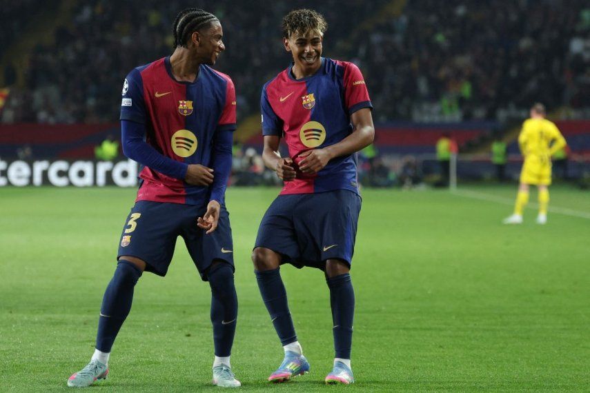 El defensor Alejandro Balde y el atacante Lamine Yamal, del Barcelona, celebran luego del cuarto gol del equipo en un partido de la Champions League, el 9 de abril de 2025. El defensor Alejandro Balde y el atacante Lamine Yamal, del Barcelona, celebran luego del cuarto gol del equipo en un partido de la Champions League, el 9 de abril de 2025.