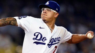 El abridor mexicano Julio Urías, de los Dodgers de Los Ángeles, hace un lanzamiento en el juego ante los Padres de San Diego.