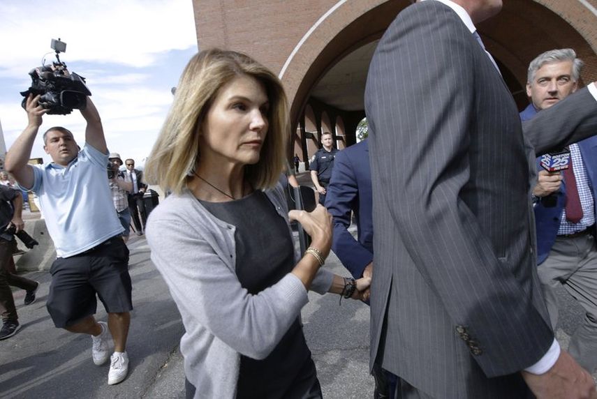 En esta foto del 27 de agosto de 2019, la actriz Lori Loughlin sale de una corte federal en Boston tras una audiencia por el escándalo de sobornos a universidades. Las autoridades dijeron que la actriz se reportó a una prisión federal de California para empezar a cumplir su sentencia de dos meses el viernes 30 de octubre del 2020.&nbsp;