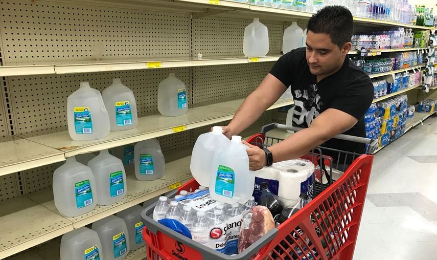 El acopio de agua potable es una de las principales medidas a tomar ante la amenaza del huracán Matthew.