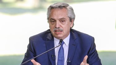 Foto del folleto publicada por la presidencia argentina del presidente Alberto Fernández hablando en la residencia presidencial de Olivos en Olivos, Buenos Aires, el 14 de agosto de 2020 en medio de la pandemia del coronavirus COVID-19.