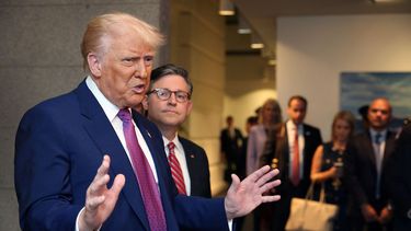 El presidente Donald J. Trump habla con periodistas en el Capitolio junto al líder de la Cámara de Representantes Mike Johnson.