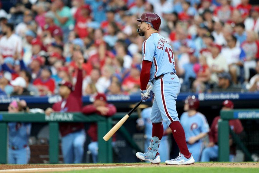 Kyle Schwarber #12 de los Filis de Filadelfia conecta un jonrón solitario en la primera entrada contra los Bravos de Atlanta en el Citizens Bank Park el 28 de agosto de 2025 en Filadelfia, Pensilvania.&nbsp;