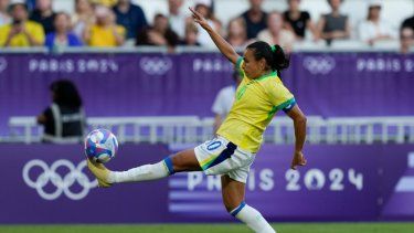 La brasileña Marta controla el balón durante el partido contra Nigeria en la fase de grupos de los Juegos Olímpicos de Paris, el jueves 25 de julio de 2024, en Burdeos, Francia.&nbsp;