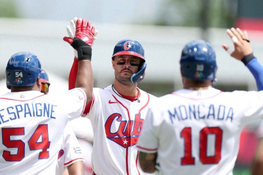 Ariel Martínez #40, del equipo cubano, celebra con sus compañeros Alfredo Despaigne #54 y Yoán Moncada #10 tras conectar un jonrón de tres carreras contra Colombia en la primera entrada del Clásico Mundial de Béisbol 2026 en el Estadio Hiram Bithorn el 8 de marzo de 2026 en San Juan, Puerto Rico.&nbsp;