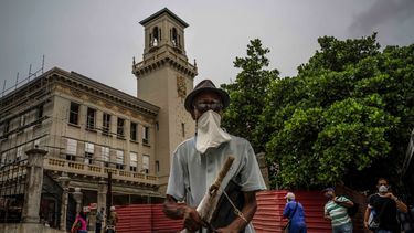 Un peatón con una máscara facial improvisada en medio de la nueva pandemia de coronavirus pasa frente a la Estación Central de Trenes, en La Habana, Cuba.