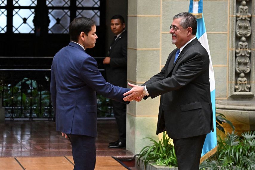 El secretario de Estado de Estados Unidos, Marco Rubio (i), le da la mano al presidente de Guatemala, Bernardo Arévalo, después de una conferencia de prensa conjunta en el Palacio de la Cultura en la ciudad de Guatemala el 5 de febrero de 2025.&nbsp;