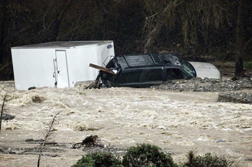 Una camioneta SUV yace en las rocas de la orilla del arroyo Cajon cerca de Devore, California, el lunes 5 de febrero de 2024, luego de que fue arrastrado por las inundaciones provocadas por las fuertes lluvias que han azotado el estado.&nbsp;