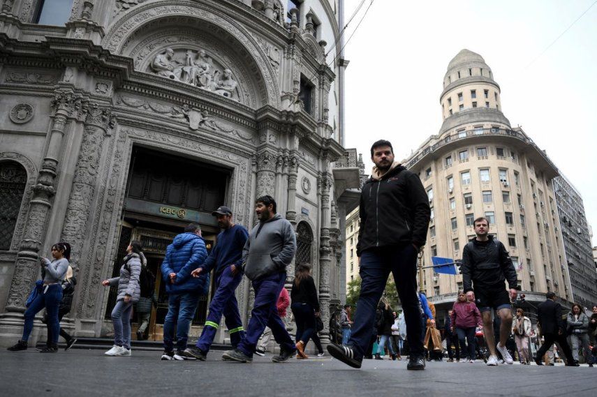 Personas caminan en el distrito financiero de Buenos Aires el 8 de septiembre de 2025.