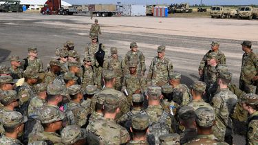 Soldados del Ejército mientras llegan cerca del puerto de entrada cerca de la frontera mexicana en Donna, Texas.