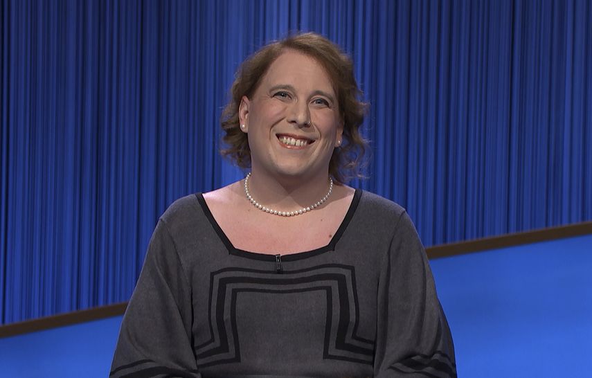 En esta imagen proporcionada por Jeopardy Productions, Inc., la campeona del programa de juegos Amy Schneider en el set de Jeopardy!. HBO lidera nominaciones al GLAAD por representación de LGBTQ.