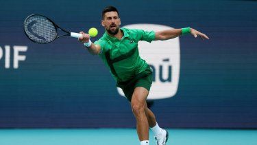 Novak Djokovic de Serbia devuelve un tiro contra Camilo Ugo Carabelli de Argentina durante el sexto día del Abierto de Miami en el Hard Rock Stadium el 23 de marzo de 2025 en Miami Gardens, Florida.