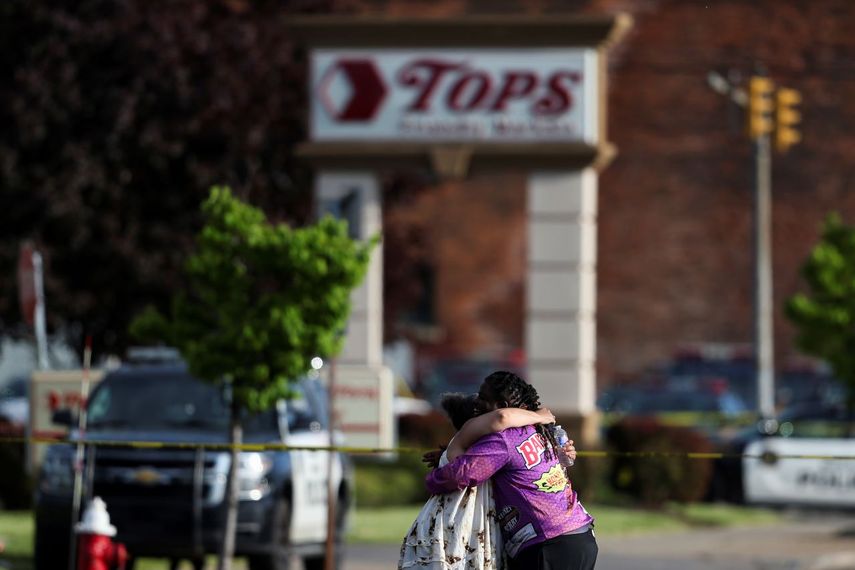 Un par de personas se abraza afuera del supermercado donde se registró un tiroteo el sábado 14 de mayo de 2022, en Buffalo, Nueva York.&nbsp;