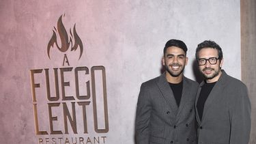 Carlos Adyan y su esposo Carlos Quintanilla en la inaguración de A fuego lento.