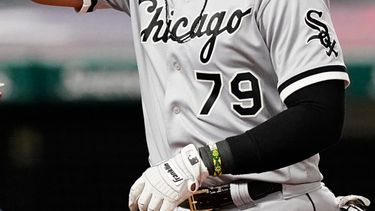 El cubano José Abreu, de los Medias Blancas de Chicago, festeja luego de conectar un jonrón ante los Indios de Cleveland, el martes 20 de abril de 2021&nbsp;