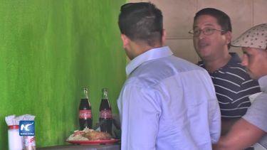 Dos clientes saborean un almuerzo al estilo de El Cubanito el restaurante de los migrantes cubanos varados en Nuevo Laredo, México.