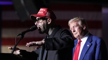 Nicky Jam habla mientras el expresidente y candidato presidencial republicano Donald Trump escucha durante un evento de campaña en el World Market Center, el 13 de septiembre de 2024, en Las Vegas.