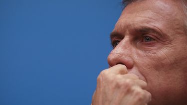 El presidente argentino Mauricio Macri, que se postula para la reelección, hace una pausa durante una conferencia de prensa en la casa del gobierno el día después de las elecciones primarias en Buenos Aires, Argentina, el lunes 12 de agosto de 2019