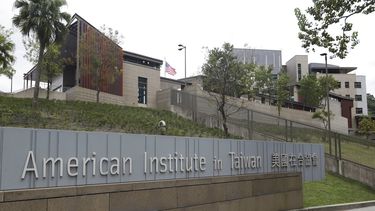 La bandera de Estados Unidos ondea en el Instituto Estadounidense en Taiwán. &nbsp;