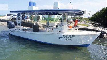 Lancha procedente de Florida, interceptada en costas cubanas y se encuentra bajo custodia de los Guardafronteras.