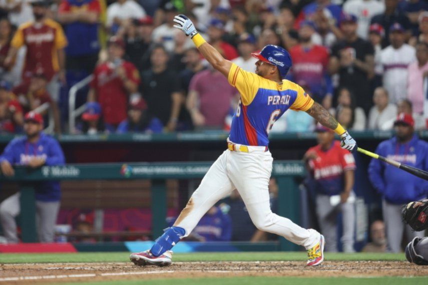 David Peralta pega sencillo impulsor de dos carreras en el triunfo de Venezuela sobre República Dominicana en el LoanDepot Park