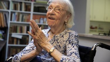 La artista nacida en Cuba Carmen Herrera durante una entrevista en su estudio en Nueva York el 29 de mayo de 2015. Carmen Herrera cuyas pinturas con colores radiantes y formas geométricas pasaron inadvertidas por décadas antes de volverse una sensación en el mundo del arte falleció en Nueva York el 12 de febrero de 2022. Tenía 106 años.