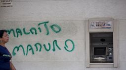 En esta imagen de archivo, tomada el 20 de agosto de 2018, una pintada al lado de un cajero con la frase Maldito Maduro, en Caracas, Venezuela.&nbsp;&nbsp;