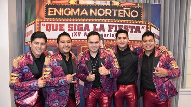 El cancionero del grupo mexicano, originario de Culiacán (Sinaloa), lo completan los Nuevos Ilegales, El seis; Revolver Cannabis, El hombre Marlboro, y Grupo H-100, Que seas feliz.