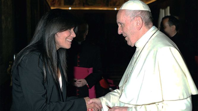 El papa Francisco saluda a la corresponsal de Diario Las Américas en el Vaticano, Marinellys Tremamunno.