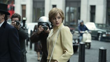 En esta imagen difundida por Netflix, Emma Corrin en una escena de The Crown, nominada al Emmy 2021 como mejor serie de drama.&nbsp;
