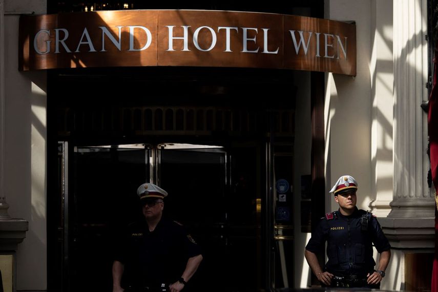 Policías montan guardia a la entrada del Grand Hotel Wien, donde se realizan negociaciones a puertas cerradas sobre el acuerdo nuclear con Irán.