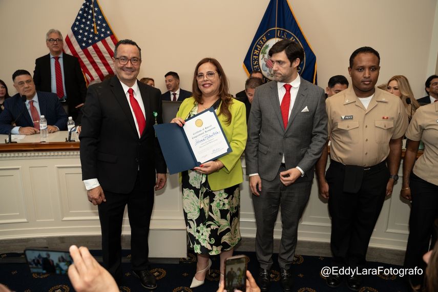 La directora de DIARIO LAS AMÉRICAS, Iliana Lavastida, reconocida por el Congreso de EEUU