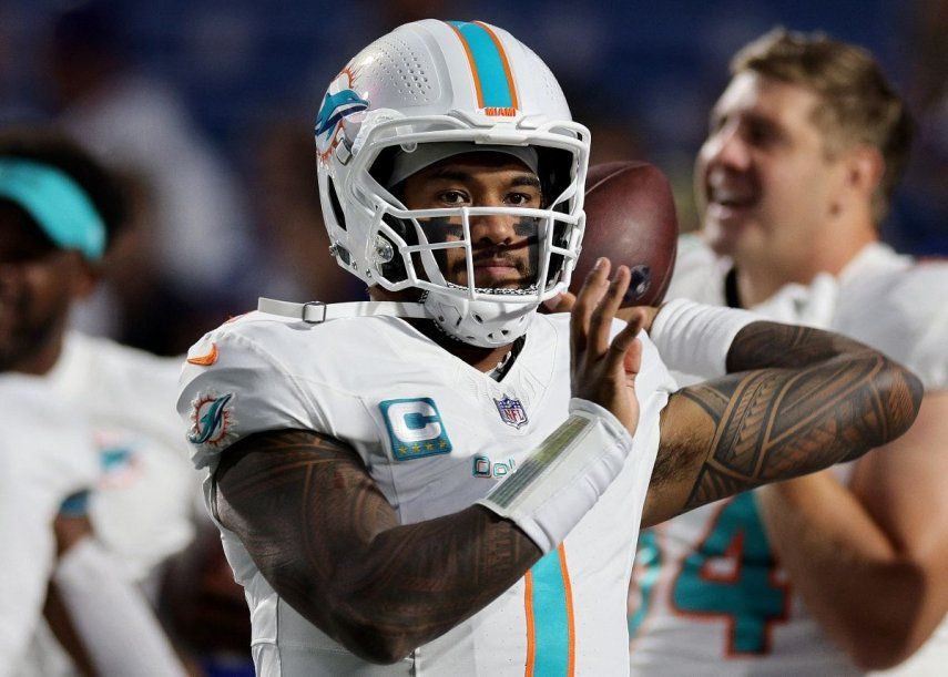 El mariscal de campo de los Dolphins de Miami, Tua Tagovailoa, calienta antes de un partido, el 18 de septiembre de 2025.
