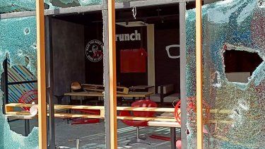 Una vista general muestra el restaurante dañado de la cadena estadounidense de comida rápida KFC, incendiado por manifestantes pro palestinos que se manifestaban contra Israel en la ciudad nororiental de Mirpur, en la región de Cachemira administrada por Pakistán el 30 de marzo de 2024.