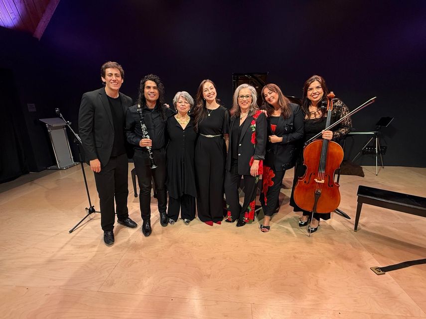 Los músicos reunidos en el escenario.&nbsp;