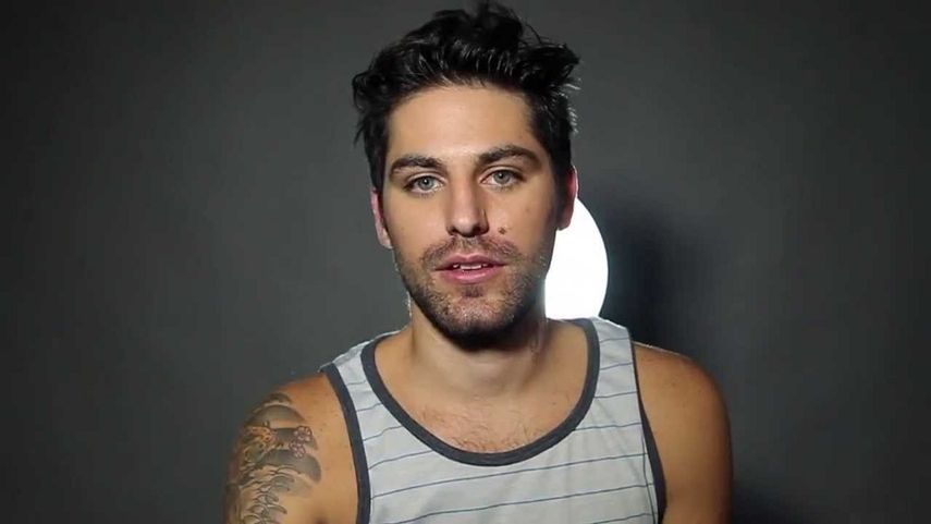 Además de actor y presentador de televisión, Renato López fue guitarrista del grupo de rock The Prom Kingscon.